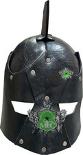 Ce casque en cuir noir, doté
