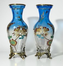 PAIRE DE VASES EN VERRE ÉMAILLÉ A DECOR DE FLEURS ET PAPILLONS / MONTURE BRONZE