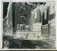 UA118 Plaque verre négatif BE circa 1900 village femme à la fontaine