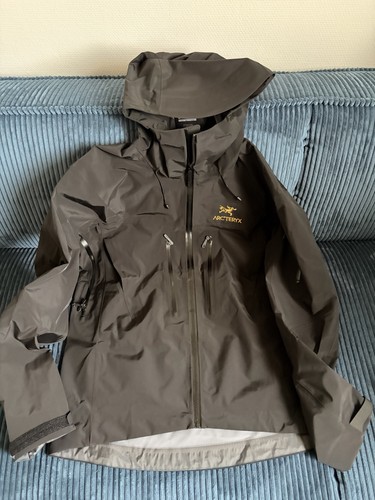 Arc teryx alpha - sv, gold