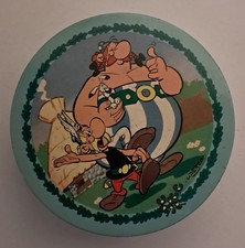 UDERZO / GOSCINNY . BOITE EN METAL BROCHET ASTERIX . 1967 .