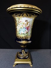 Vase Médicis en porcelaine fond bleu marque gout Sèvres monture en bronze doré