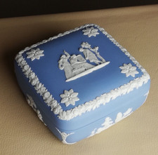 Boite ancienne en biscuit de porcelaine Wedgwood