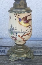 ANCIENNE LAMPE À  PÉTROLE   TERRE DE FER DÉCOR OISEAU ET INSECTES 