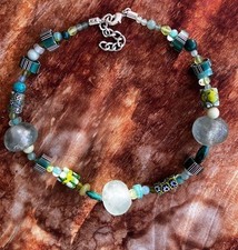 Très beau collier  en perles de verre vertes  et anciennes perles vénitiennes