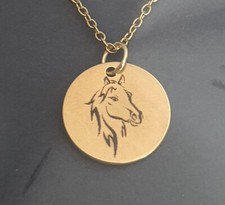 Pendentif en inox doré gravé " Cheval"