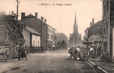 CARTE POSTALE - DOUZY - ARDENNES - 08 - LE PASSAGE A NIVEAU