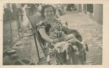 Snapshot femme assise tenant une poupée ancienne dans les bras toy woman transat