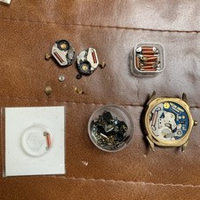 Lot de mouvements et pièces pour montre à quartz 