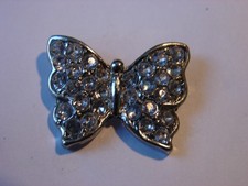 PENDENTIF EN METAL ARGENTE ET BRILLANTS.