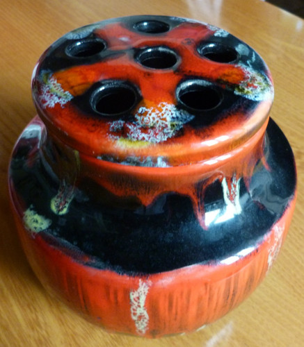 Vase pique fleurs - , signé