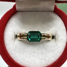 Bague vintage fantaisie or avec pierre verte. Taille 54.