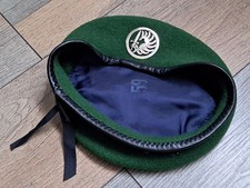 Un béret vert militaire avec insigne " Commando Parachutiste Légion Etrangère ".