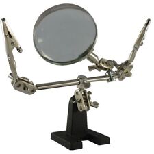 Aider Main Avec Loupe 3