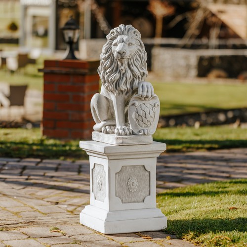 Lion avec panneau sur - , en