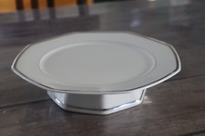 Assiette piedouche , plat à