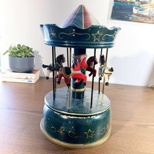 Carrousel musical ancien en bois peint – Manège à chevaux vintage circa 1950