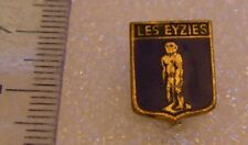 BROCHE ANCIENNE BLASON LES EYZIES STATUE DE L'HOMME PRIMITIF CRO MAGNON PERIGORD
