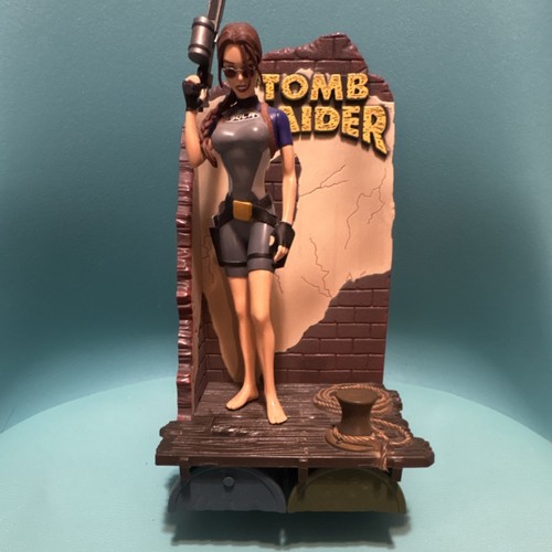 Tomb raider lara croft - raider, plastic