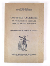 RAYMOND DECARY, COUTUMES GUERRIÈRES ... MALGACHES, PARIS, 1966 -c1