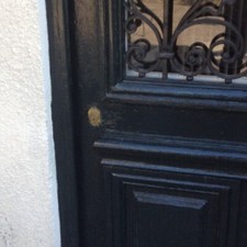 Porte ancienne en  chene peinte  en vert grille metal decorative fenetre ouvrant