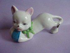 Figurine Chat Blanc qui joue