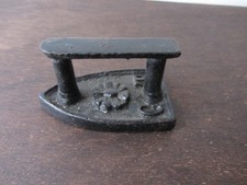 Mini fer à repasser en fonte 1950