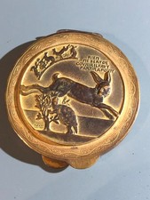 poudrier ancien en bronze,representent le LIEVRE et la TORTUE, signé