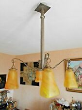 LUSTRE ART DECO EN FER FORGE MARTELE NICKELE AVEC SES TULIPES SIGNEES VIANNE