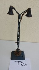 T21/ Ancien grand lampadaire