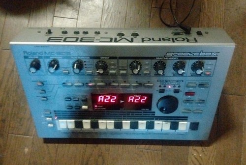 Roland 303 groove box - mc-303,