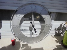 Ancienne grande horloge mural acier métal industriel gris D 76 cm