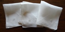 3 MOUCHOIRS- anciens en fil roulottés à la main ,monogrammés .F.B- 28 cm x 28 cm