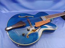 Guitare électrique entièrement acoustique EASTMAN AR-403CE