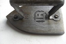 ancien fer en fonte monogramme LR 6