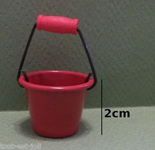  seau en métal rouge