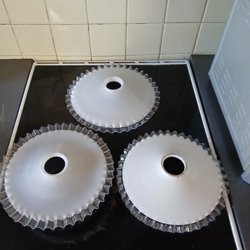Lot opalines blanches à - de, 3