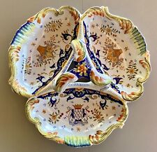 Serviteur  Plat en faïence de DESVRES décor Rouen armoiries de Cancale, signé