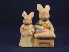 Ancienne petite figurine porcelaine lapin maman fille numérotée Beatrix Potter ?