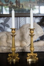 Paire de bougeoirs en bronze doré. Paris, époque Restauration