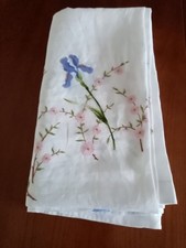 Nappe brodée à la main pour table ovale – Iris et pâquerettes – Ancienne élégant