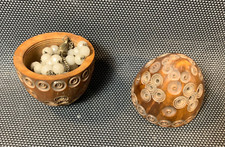 Ancien chapelet en perles blanche et petite boîte à bijoux en bois forme oeuf