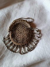 Ancienne aumonière en tissu brodé beige ornée de petites perles en acier