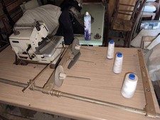 machine à coudre surjeteuse 3 fils Brother sur sa table moteur électrique