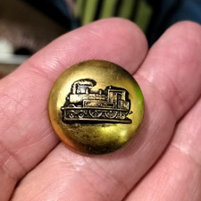 ANCIEN BOUTON   22 MM THEME LOCOMOTION TRAIN LOCOMOTIVE MACHINE A VAPEUR.