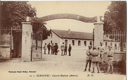 Cpa animée ecrouves caserne - animée,
