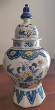 Delft, grand pot couvert avec un décor de fleurs et oiseaux stylisés, 18ème