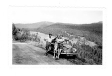 C186 Renault 4CV. Groupe, campagne. France 1950. Photo argentique