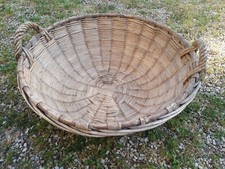 Ancienne très grande panière à pain. Structure bois habillé d' osier.