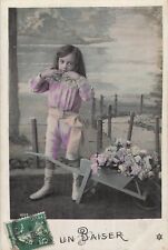 CP UN BAISER ENFANT BROUETTE ROSES FLEURS - 3963